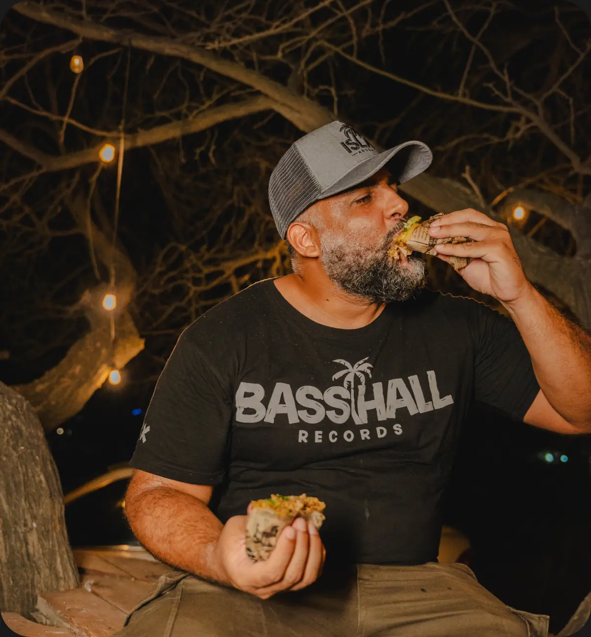 A VapVap customer enjoying a meal outdoors in Aruba